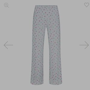 SKIMS - SOFT LOUNGE LOOSE PANTS (CLOUD CANDY HEART PRINT)